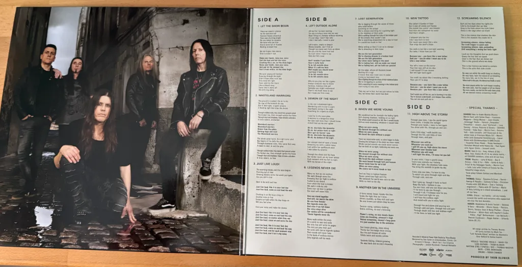 Aufgeklapptes Gatefold des Shakra-Albums „Just Live Loud!“ mit Bandfoto in einer Gasse links und Songtexten rechts.