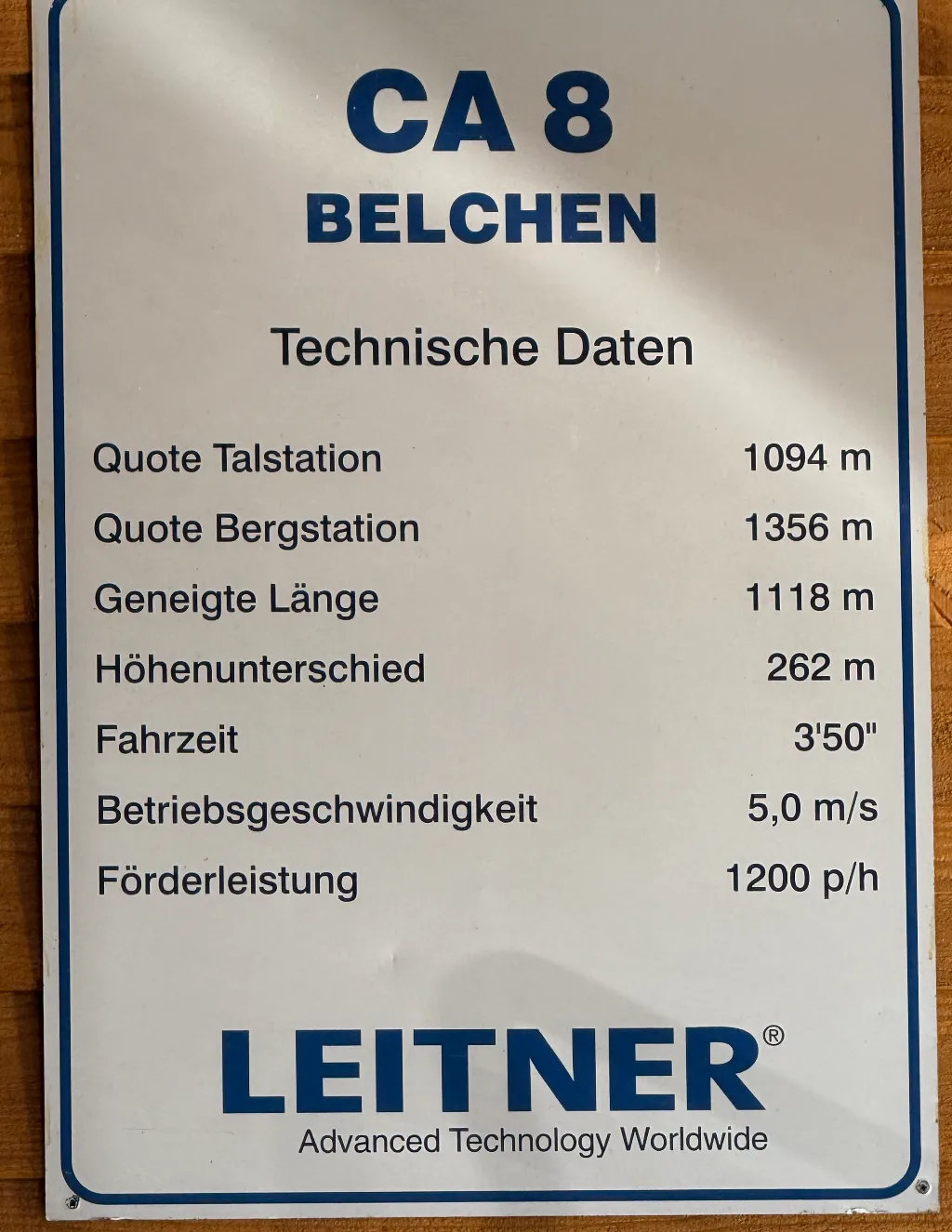 Schild mit technischen Daten der Seilbahn CA 8 Belchen, unter anderem Höhenunterschied 262 m, Logo von Leitner unten