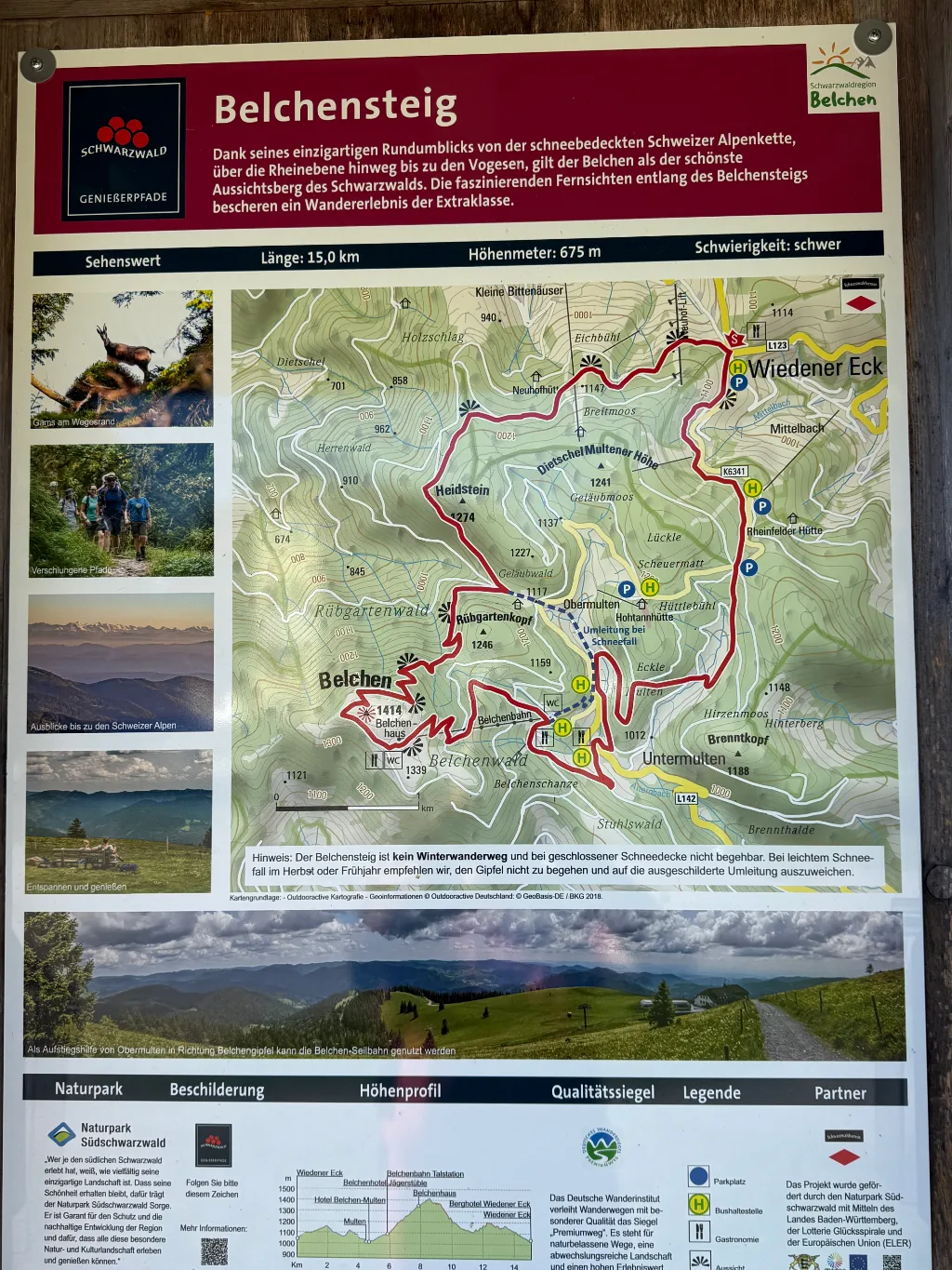 Informationstafel des Genießerpfads Belchensteig mit Streckenkarte, Fotos, Höhenprofil und Angaben zu Länge und Schwierigkeit